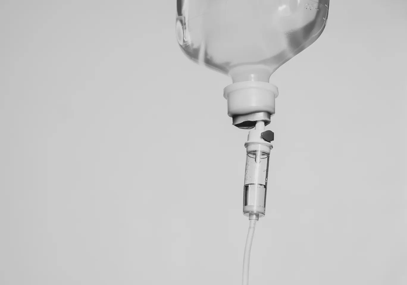 Kroplówki witaminowe Krapkowice: butelka soli fizjologicznej z komorą kroplową