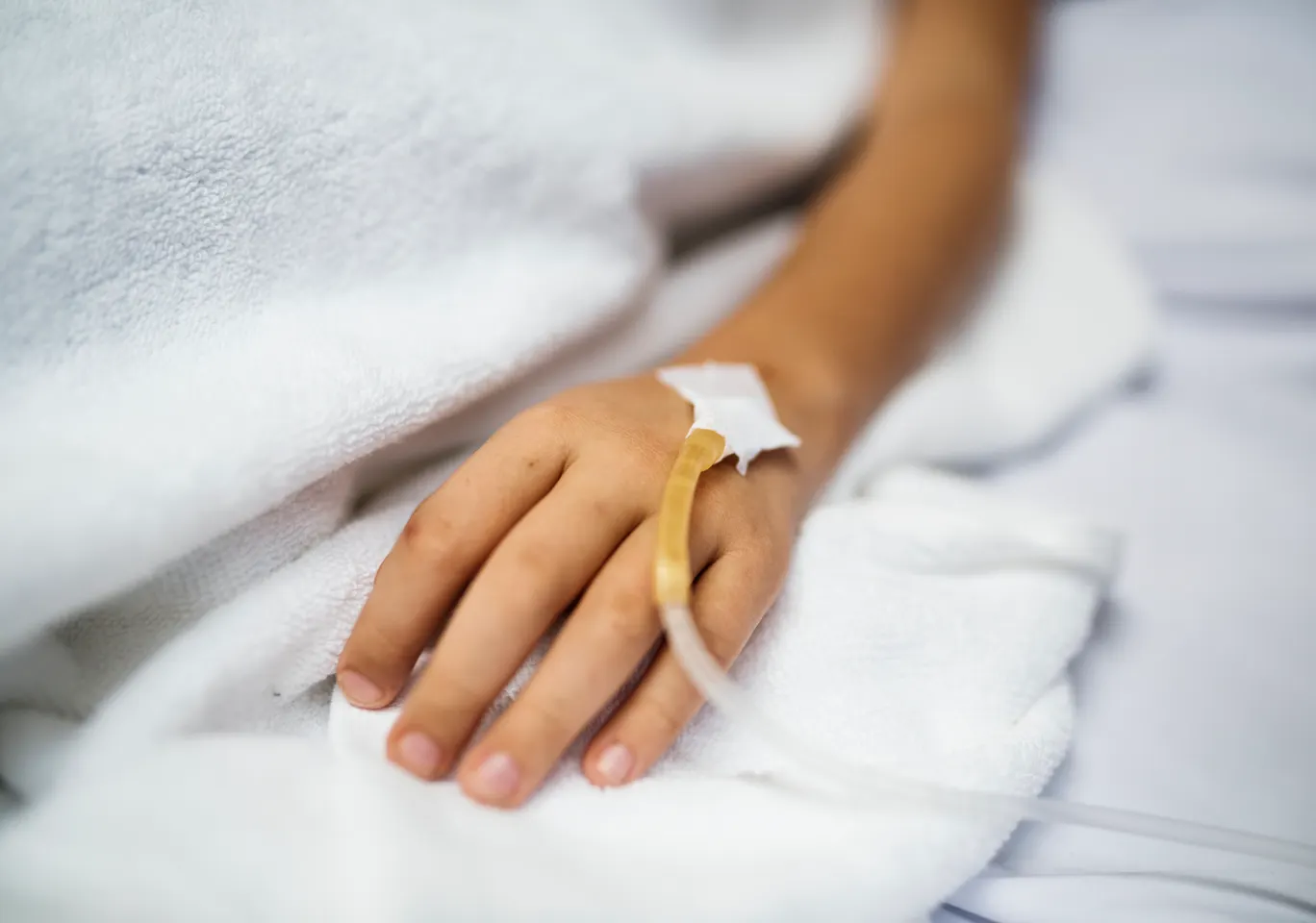 Kroplówki witaminowe Kędzierzyn-Koźle: dłoń pacjenta z założonym wenflonem
