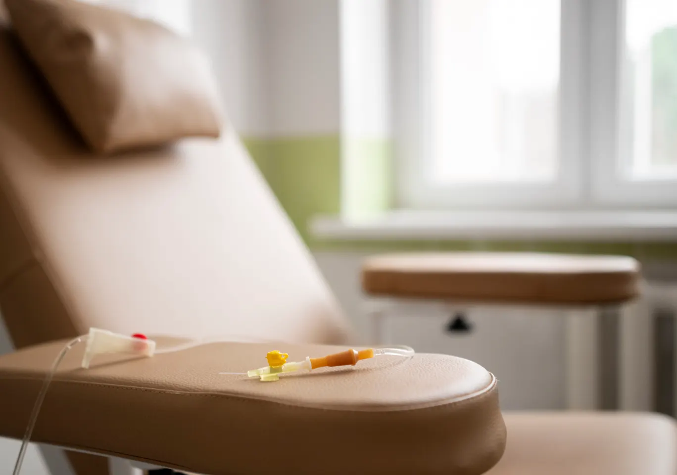 Kroplówki witaminowe Brzeg: fotel zabiegowy z przygotowaną linią infuzyjną