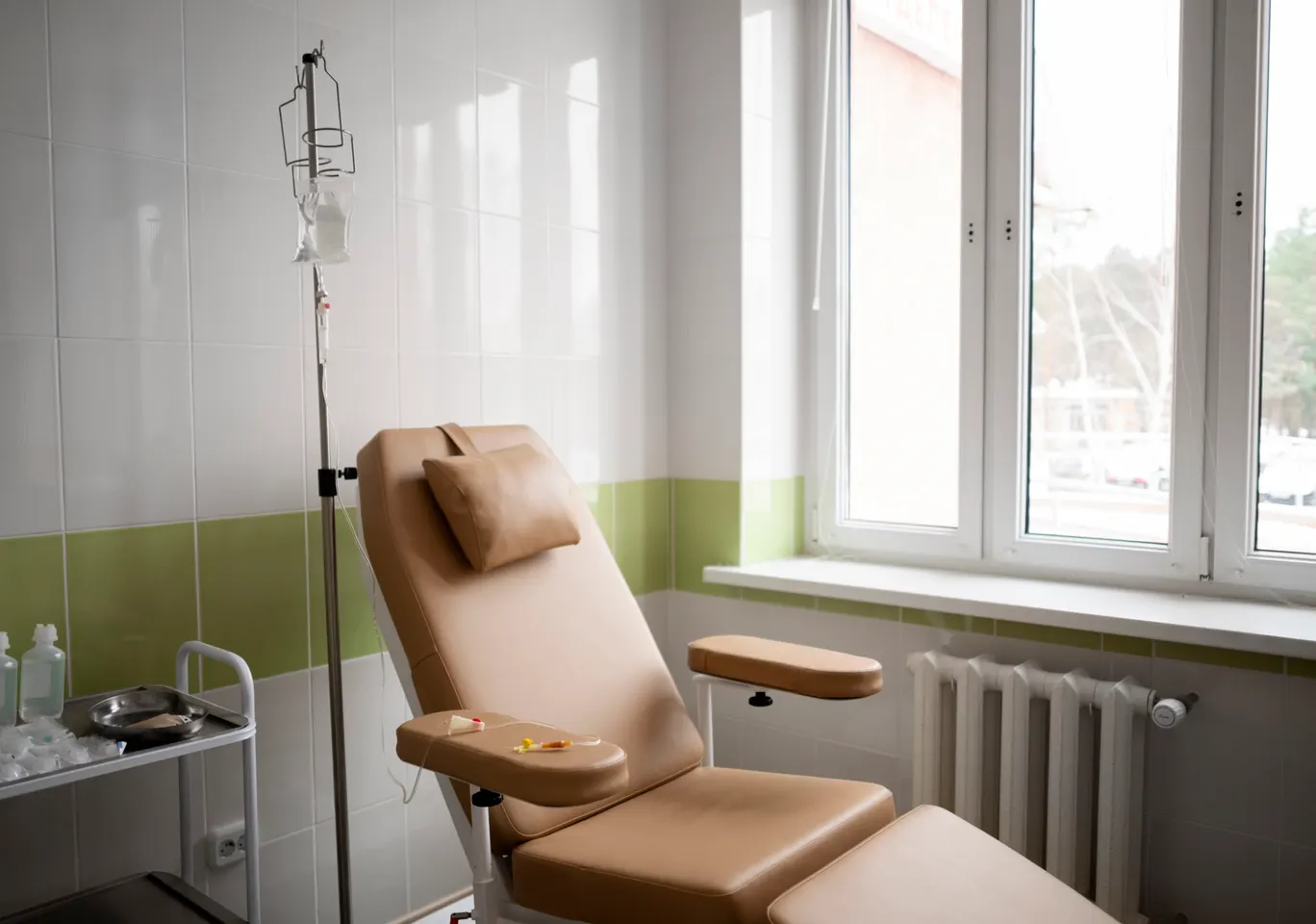 Kroplówki witaminowe Paczków: gabinet zabiegowy z fotelem i stojakiem na kroplówkę