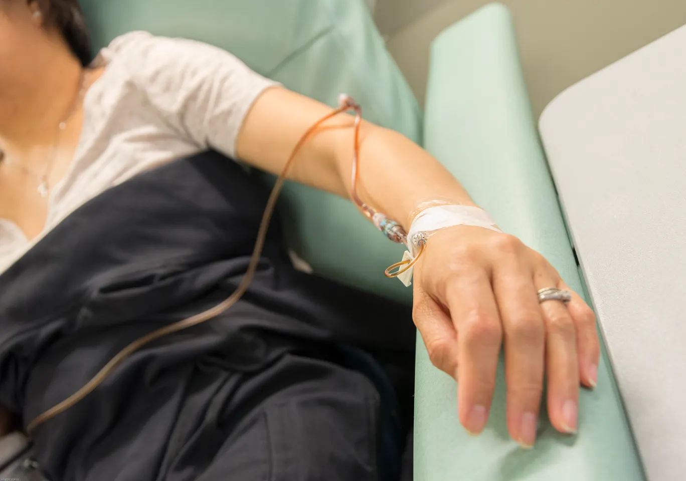 Kroplówki witaminowe Krapkowice: ręka z podłączoną linią infuzyjną w trakcie zabiegu