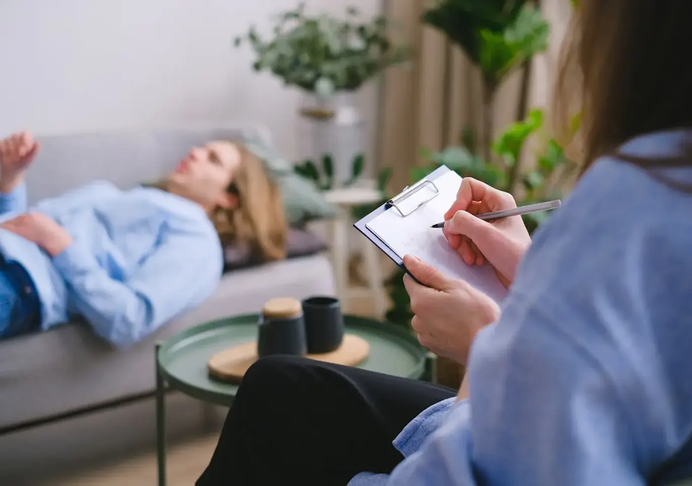 Terapia uzależnień Opole: sesja terapeutyczna na kozetce